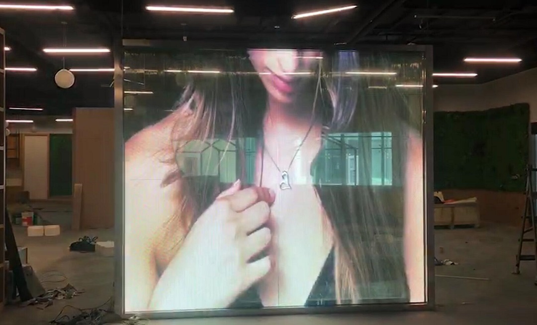 青島國(guó)際創(chuàng)新無框透明屏完美點(diǎn)亮！