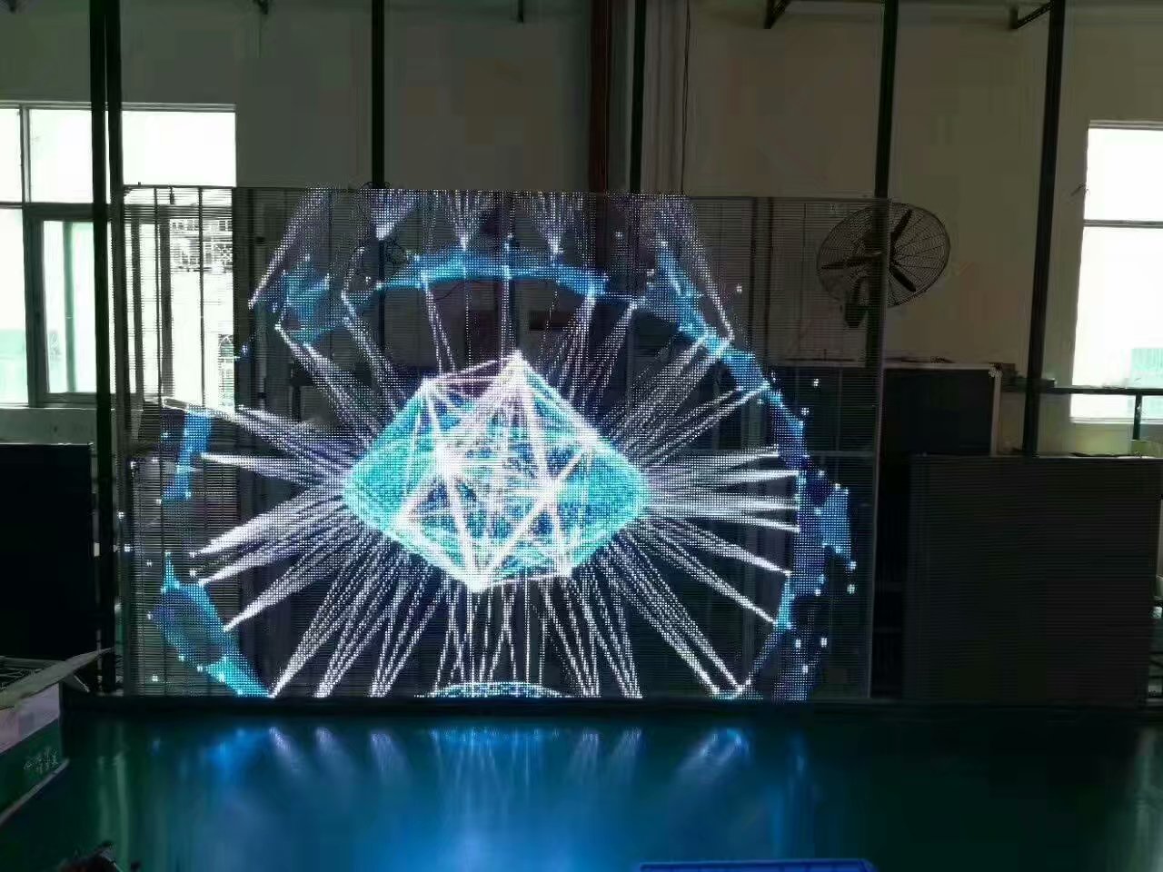 半戶外LED<a href=http://www.zisens.com/toumingping/ target=_blank class=infotextkey>透明屏</a>