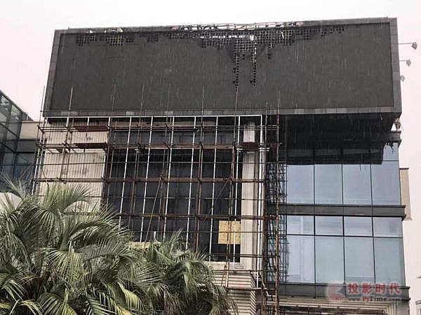 上海七莘路大火中燒毀的室外<a href=http://www.zisens.com target=_blank class=infotextkey>led顯示屏</a>