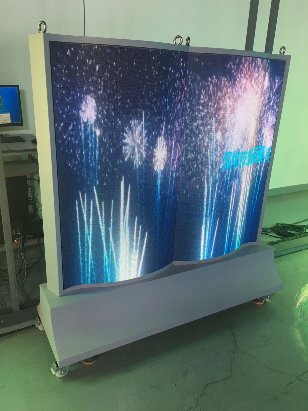 移動(dòng)式<a href=http://www.zisens.com target=_blank class=infotextkey>led顯示屏</a> 移動(dòng)式<a href=http://www.zisens.com target=_blank class=infotextkey>led顯示屏</a>